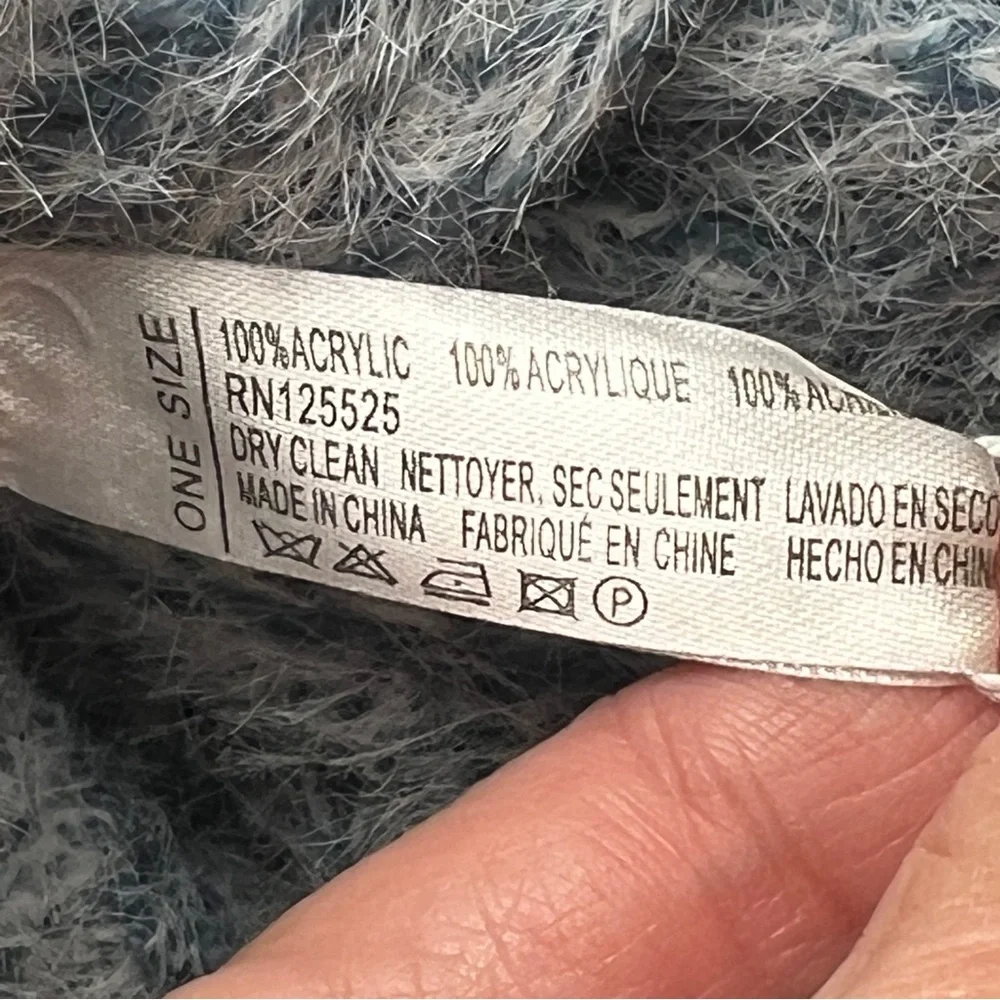 NWT Justin &‎ Taylor Light Blue and White Cozy Scarf